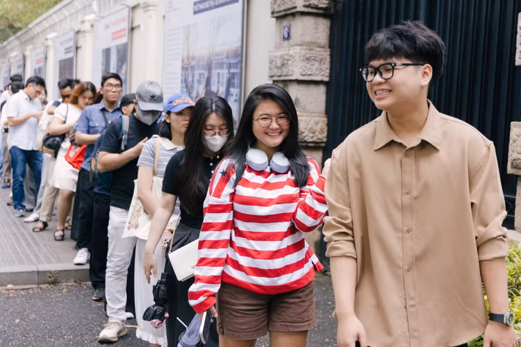 Đã đi qua đường Lê Duẩn nhiều lần nhưng chưa từng được vào bên trong Dinh thự, Minh Thư (sinh viên ĐH Sư phạm TP.HCM) đăng kí ngay khi thấy thông tin trên mạng xã hội . Dù đi một mình, cô vẫn dễ dàng "bắt cạ" với những người bạn mới cùng chung tình yêu văn hóa, cùng nhau khám phá không gian di sản hiếm hoi chỉ mở cửa mỗi năm một lần.