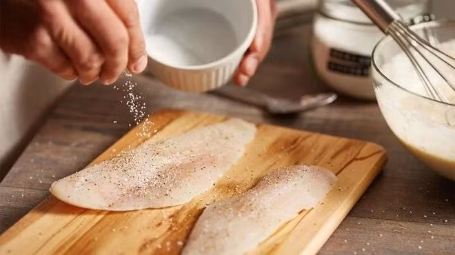 Thói quen ăn mặn có thể gây ra nhiều vấn đề về sức khỏe. Ảnh: Healthline.