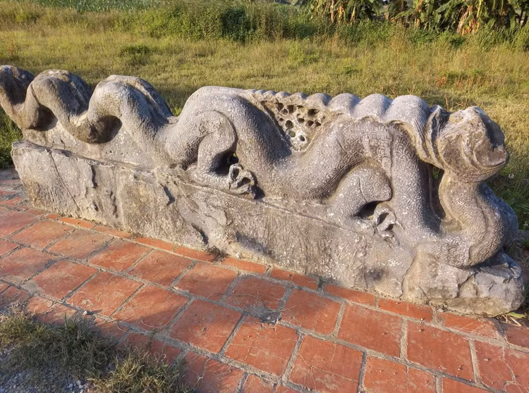 Nhiều giả thiết về đôi rồng đá cụt đầu tại Thanh Hóa. Ảnh: VT