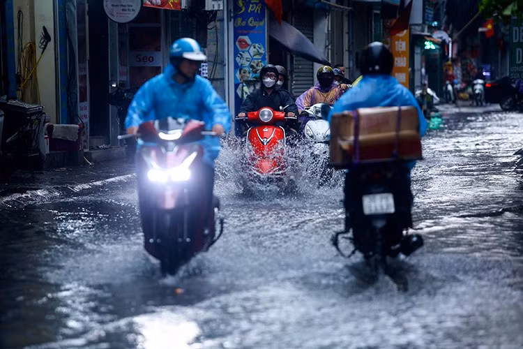 Mưa lớn dồn dập ở Bắc Bộ và Thanh Hóa.
