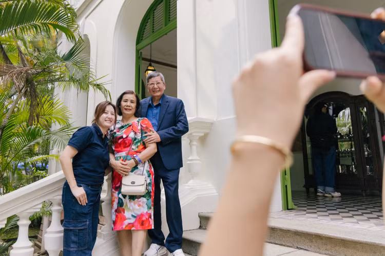 Ông Lê Thanh Hải cùng gia đình tận hưởng ngày cuối tuần đặc biệt. Theo ông, D inh thự không chỉ gây ấn tượng mạnh bởi nét kiến trúc Đông Dương từ thế kỷ 19 mà còn thể hiện sự giao thoa với văn hóa Việt Nam . "Hệ thống hành lang, cửa phụ giúp tòa nhà hòa mình trọn vẹn vào thiên nhiên. Đặc biệt, việc bảo tồn được hàng cây cổ thụ cùng những bóng me, rặng tre thuần Việt trong khuôn viên là một giá trị vô giá, lưu giữ chứng tích sống động qua hơn một thế kỷ phát triển", ông Hải chia sẻ.