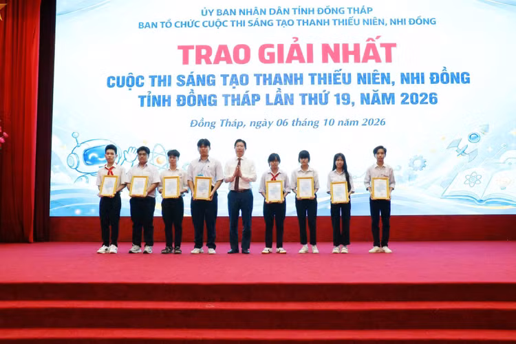 Phó Chủ tịch UBND tỉnh Đồng Tháp, Trưởng ban Ban Tổ chức Cuộc thi trao Giấy chứng nhận cho các tác giả đạt giải Nhất.