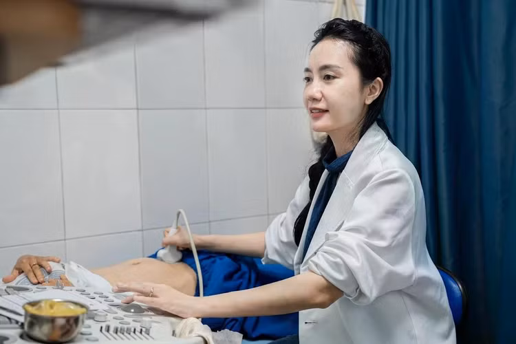 Nằm trên giường siêu âm, chị C. chăm chú dõi theo màn hình, gương mặt thể hiện rõ sự hồi hộp. Chỉ đến khi thạc sĩ, bác sĩ Lê Thị Hải Yến mỉm cười thông báo thai đã được 12 tuần, phát triển khỏe mạnh, người phụ nữ mới thở phào nhẹ nhõm.