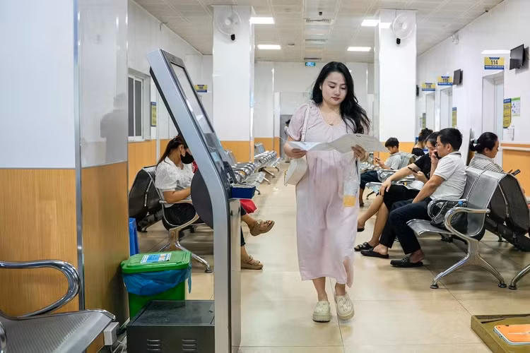 Rời phòng khám, chị Quỳnh Anh (38 tuổi) cầm tập phiếu chỉ định xét nghiệm, chậm rãi bước dọc hành lang để đến các phòng chức năng. Thỉnh thoảng, chị dừng lại đọc kỹ từng hạng mục bác sĩ yêu cầu, gương mặt không giấu được vẻ hồi hộp xen lẫn hy vọng. Chị hiện có hai con nhưng vẫn mong gia đình có thêm một thành viên. Sau hai tháng "thả" tự nhiên nhưng chưa có tin vui, chị chủ động đến bệnh viện khám để đánh giá sức khỏe sinh sản, chuẩn bị cho kế hoạch mang thai.