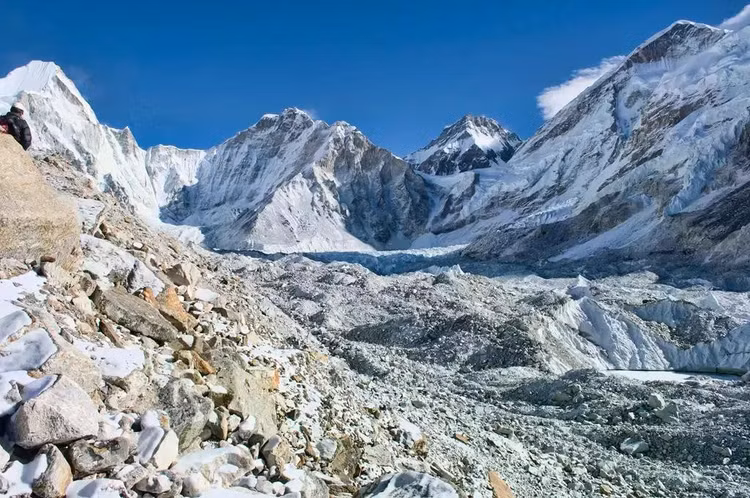 Sông băng Khumbu ở dãy Himalaya. Ảnh: peregrinetreks.