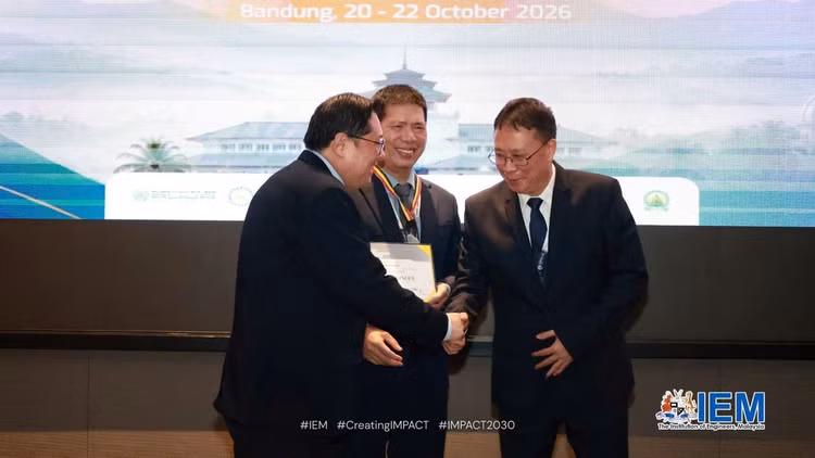 Chủ nhiệm Ủy ban Đăng bạ kỹ sư ASIAN và Chủ tịch VUSTA Châu Văn Minh trao chứng chỉ kỹ sư ASIAN cho ông Phạm Văn Sơn – Tổng Thư ký Hội Bảo vệ Thiên nhiên và Môi trường Việt Nam (VACNE), Giám đốc Trung tâm Ứng phó sự cố môi trường Việt Nam (SOS).