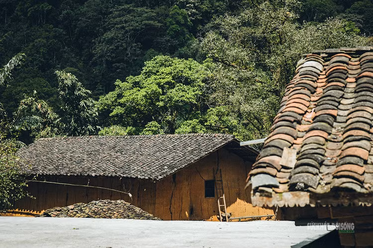 Nhà trình tường lợp ngói âm dương là nét kiến trúc đặc trưng của người Mông vùng cao. Ảnh: V. Mừng