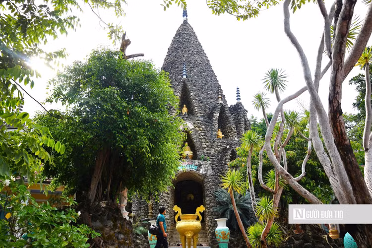 Cổng chính của tháp Bảo Tích hướng về phía Đông; mỗi tháp nhỏ xung quanh đều đặt một tượng Phật. Tháp có hai tầng, trong đó tầng dưới mở cửa cho khách tham quan. Tường và lối ra vào được đắp bằng vỏ sò, vỏ ốc và san hô. Để làm nên công trình "có 1 không 2" này, các nhà sư đã thu gom vỏ trên bãi biển Cam Ranh, sau đó kết hợp với xi măng để xây dựng, tạo thành không gian tu tập và tham quan cho người dân.