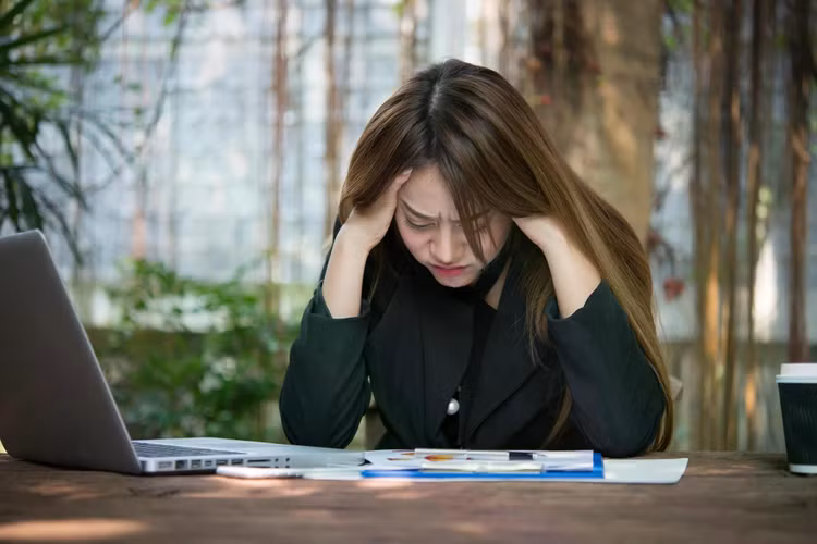Áp lực học tập, công việc kéo dài có thể trở thành yếu tố nguy cơ rối loạn tâm thần và được đề xuất đưa vào diện giám sát để phát hiện sớm trong cộng đồng. Ảnh: Freepik.