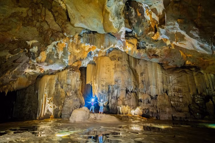 Hành trình khám phá hang Thắng theo hình thức trekking 2 ngày 1 đêm, tổng quãng đường khoảng 15 km, đưa du khách khám phá hang Thắng, hang nước Trạ Ang và thung lũng Ma Đa. Đồng thời chinh phục 2 chặng đu dây xuống lòng hang dài 20 m và 25 m, chiêm ngưỡng thạch nhũ, các khối ngọc động nằm sâu trong hốc đá, bơi lội và cắm trại qua đêm bên hồ Ma Đa. Đây là thời gian lý tưởng để trở thành những du khách đầu tiên đứng trước hồ canxi.
