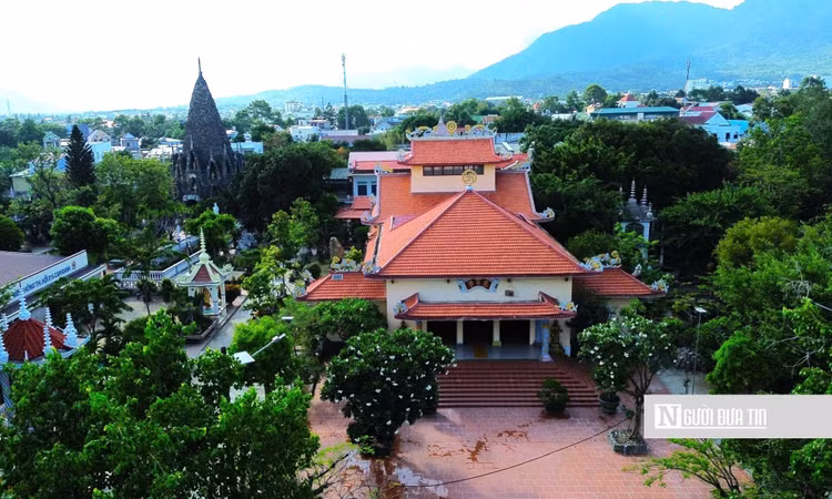 Chùa Từ Vân tọa lạc tại phường Cam Linh, tỉnh Khánh Hòa, cách trung tâm phường Nha Trang hơn 60km về phía Nam.