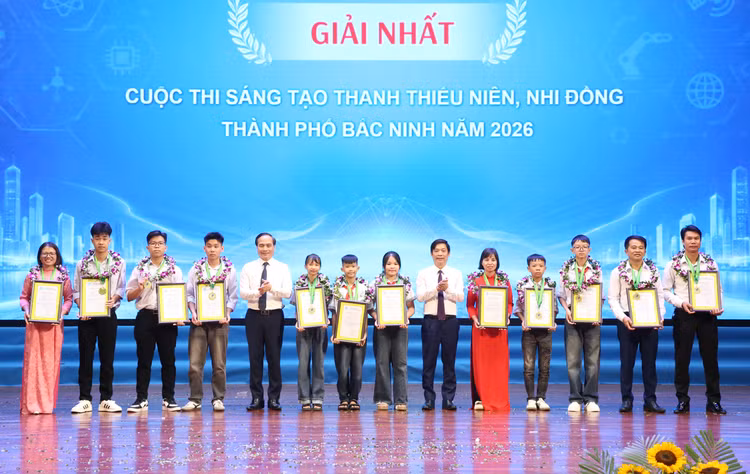 Phó Chủ tịch HĐND thành phố Nguyễn Anh Tuấn và Phó Chủ tịch Liên hiệp các Hội Khoa học và Kỹ thuật Việt Nam Phạm Ngọc Linh trao giải Nhất cho các tác giả, nhóm tác giả.