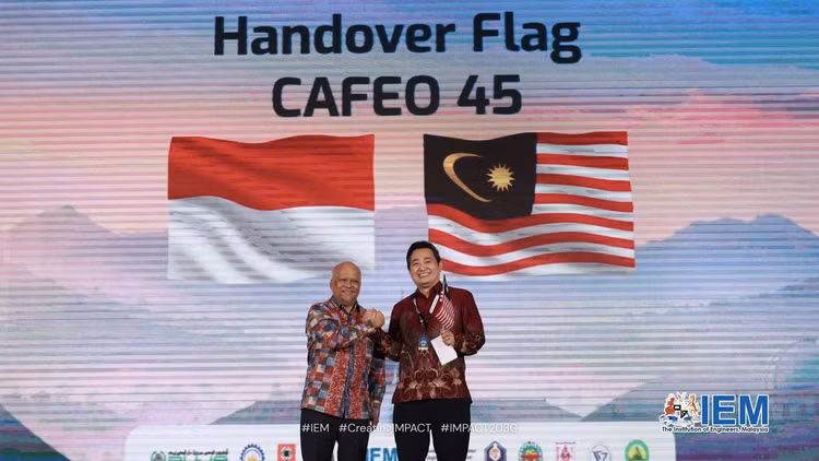 Hội Kỹ sư Indonesia (PII) trao cờ đăng cai CAFEO 45 cho Viện Kỹ sư Malaysia (IEM)