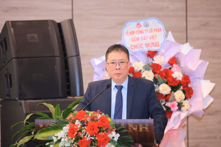 Chủ tịch Liên hiệp Hội Việt Nam Châu Văn Minh phát biểu khai mạc hội thảo.