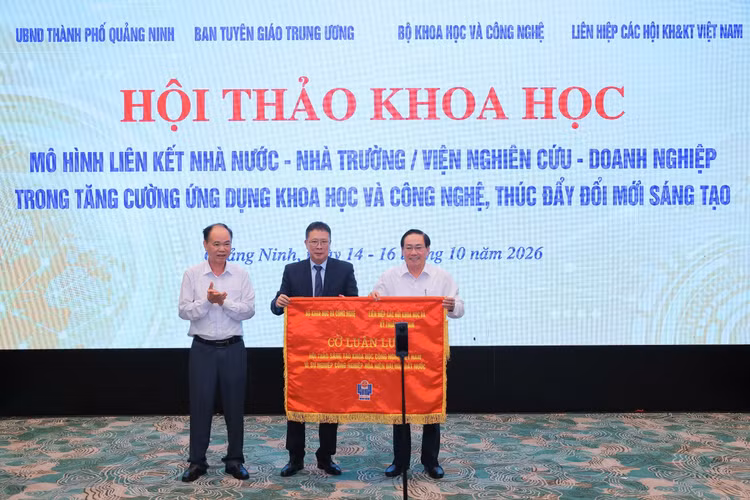 GS.VS. Châu Văn Minh trao Cờ Luân lưu cho Liên hiệp Hội tỉnh Phú Thọ tổ chức hội thảo khoa học vào năm 2027