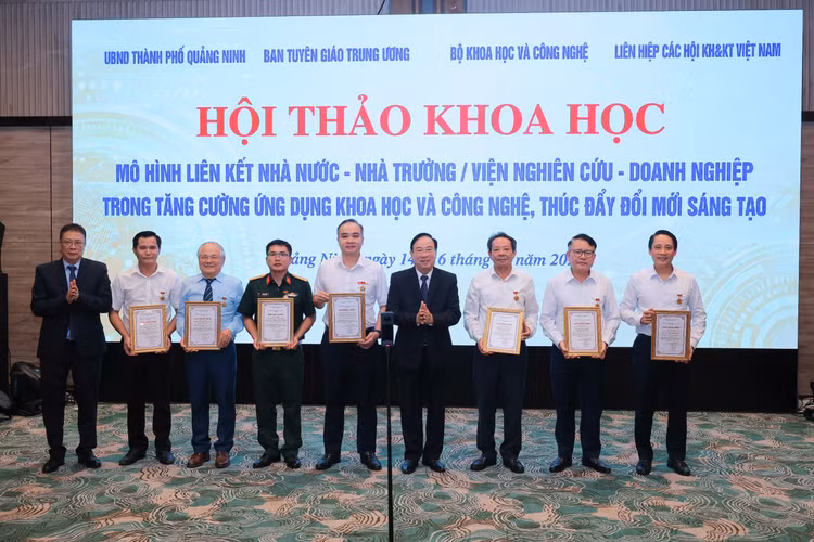 GS.VS. Châu Văn Minh Chủ tịch Liên hiệp Hội Việt Nam, Chủ tịch Quỹ Vifotec và TS. Lê Xuân Thảo Phó Chủ tịch Thường trực Quỹ Vifotec trao tặng Kỷ niệm chương của Liên hiệp Hội Việt Nam cho các cá nhân