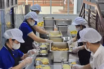 [VIDEO] Thực phẩm bốc mùi bị trả về từ bếp ăn học đường sẽ đi đâu?