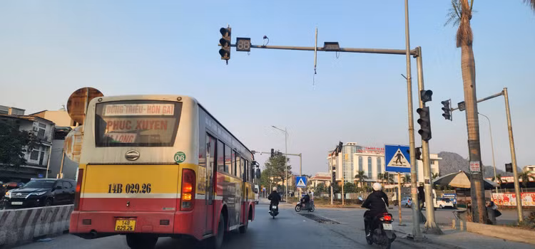 Quang Ninh: Loat den giao thong “chet” gay nguy co TNGT, loi vi pham-Hinh-6