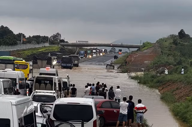 Nhiều xe chết máy vị điểm ngập úng trên cao tốc Phan Thiết - Dầu Giây.