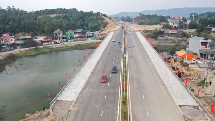 Tuyen duong bao bien Ha Long - Cam Pha chay dua voi Tet Quy Mao-Hinh-10