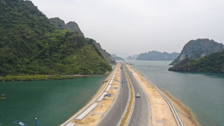 Tuyen duong bao bien Ha Long - Cam Pha chay dua voi Tet Quy Mao-Hinh-6
