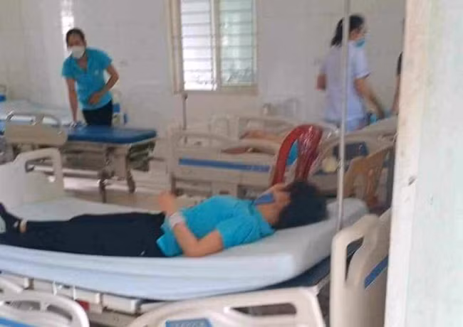 Hang chuc cong nhan o Nghe An nhap vien cap cuu nghi ngo doc