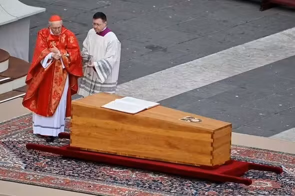 Vi sao thi hai Giao hoang duoc dat trong 3 lop quan tai?-Hinh-4