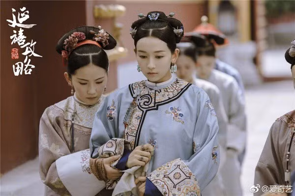 Tại sao phi tần xưa đi lại luôn có người đỡ tay? - Hình 8 Tai sao phi tan xua di lai luon co nguoi do tay?-Hinh-8