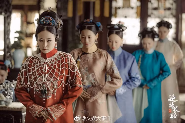Tại sao phi tần xưa đi lại luôn có người đỡ tay? - Hình 7 Tai sao phi tan xua di lai luon co nguoi do tay?-Hinh-7