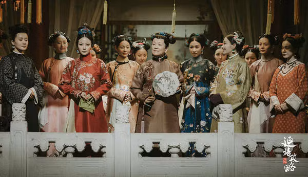 Tại sao phi tần xưa đi lại luôn có người đỡ tay? - Hình 3 Tai sao phi tan xua di lai luon co nguoi do tay?-Hinh-3