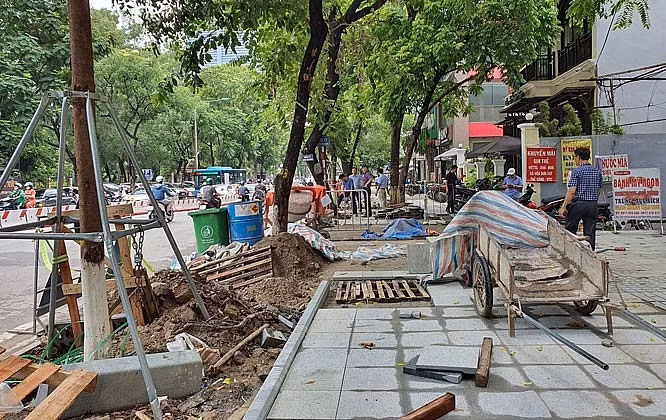 Ai chiu trach nhiem vu lat da via he nhanh hong o Ha Noi?