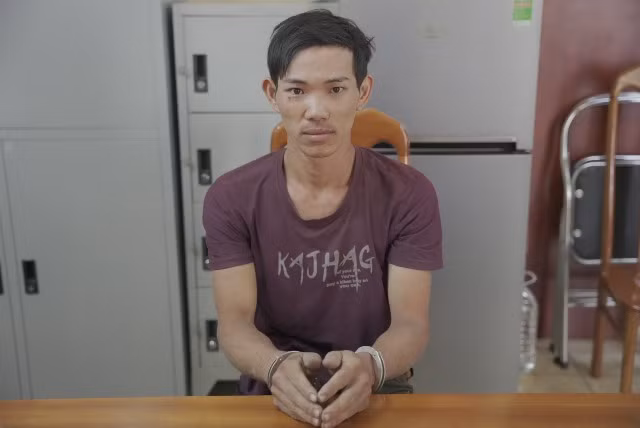 Huy động 1000 cảnh sát bắt giữ nghi phạm giết người, cướp tài sản Huy dong 1000 canh sat bat giu nghi pham giet nguoi, cuop tai san