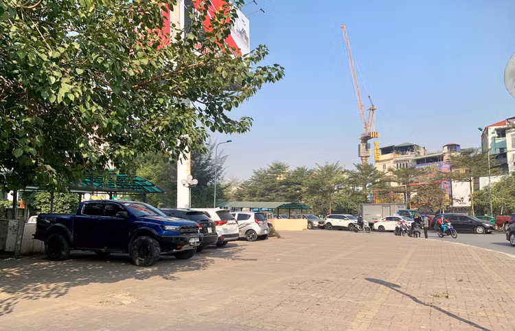 Ha Noi: Co lenh cam, via he lat da...van 