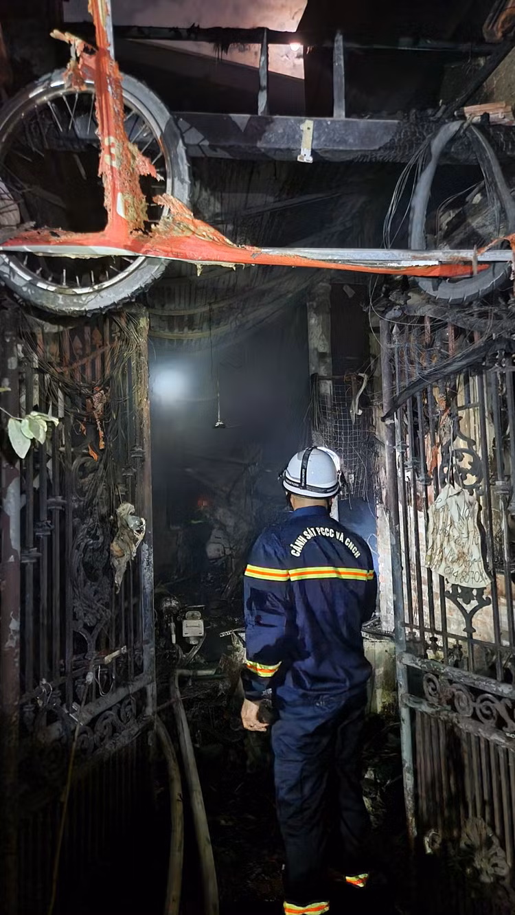Giat minh loi vao hien truong vu chay 14 nguoi chet o Ha Noi-Hinh-9