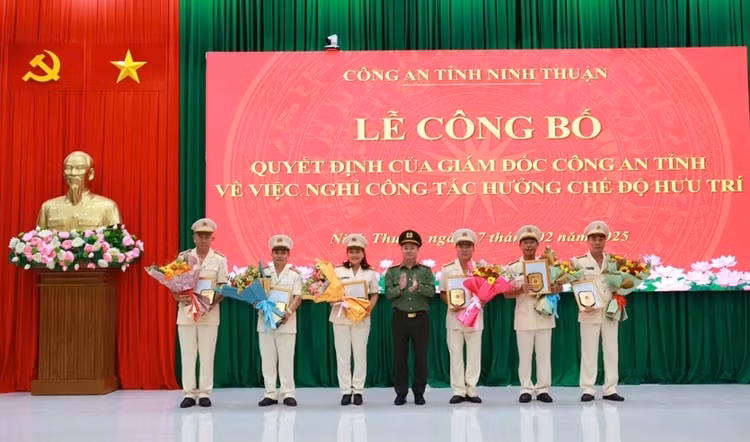 Loat can bo cong an cac tinh, thanh xin nghi huu truoc tuoi-Hinh-3