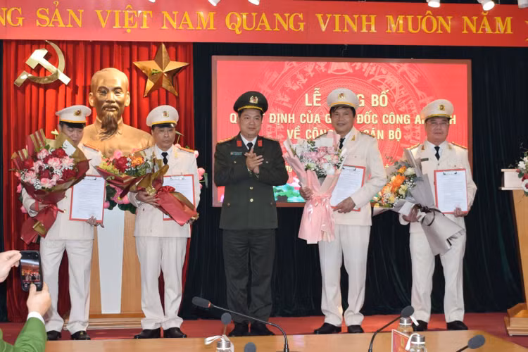Loat can bo cong an cac tinh, thanh xin nghi huu truoc tuoi-Hinh-2