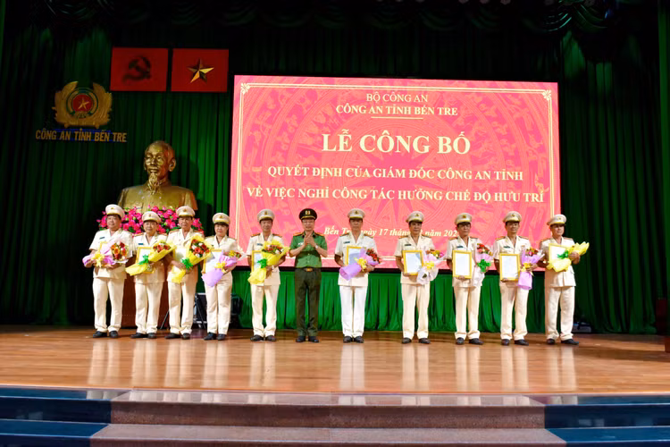 Loat can bo cong an cac tinh, thanh xin nghi huu truoc tuoi-Hinh-7