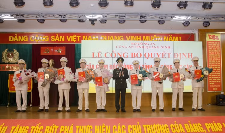Loat can bo cong an cac tinh, thanh xin nghi huu truoc tuoi-Hinh-12
