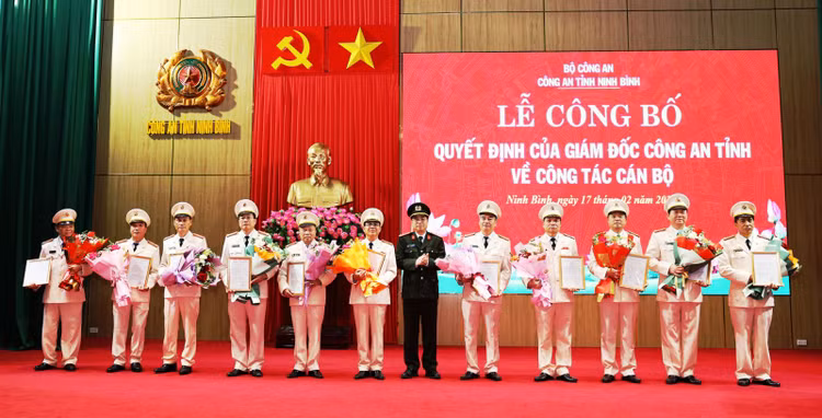 Loat can bo cong an cac tinh, thanh xin nghi huu truoc tuoi-Hinh-5