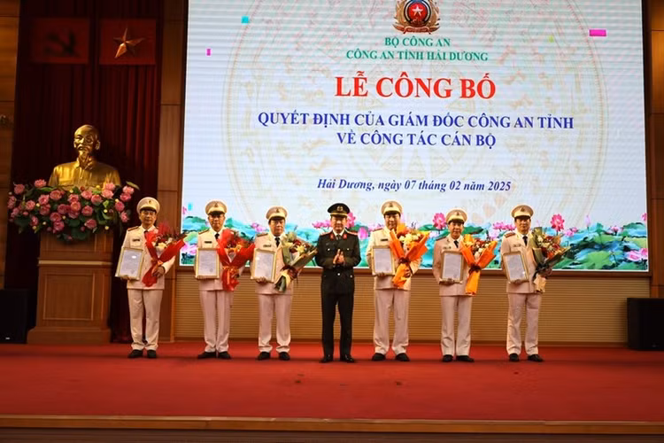 Loat can bo cong an cac tinh, thanh xin nghi huu truoc tuoi-Hinh-13