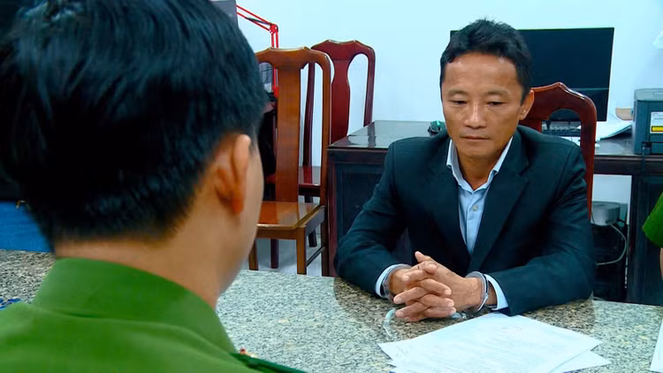 Tam giam tai xe rut kiem doa chem nu nhan vien ngan hai hoa-Hinh-2