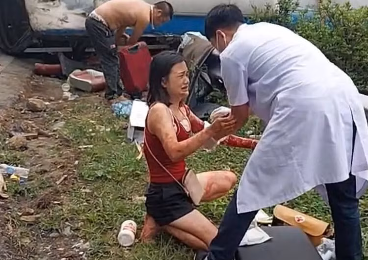 Hien truong xe khach 35 cho bi lat khien 3 nguoi tu vong-Hinh-8