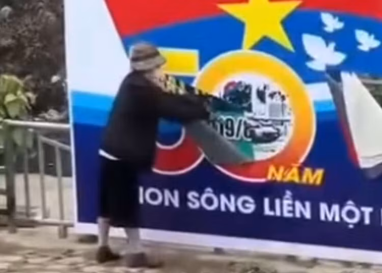 Xác định người phụ nữ rạch banner chào mừng Ngày Giải phóng miền Nam Xac dinh nguoi phu nu rach banner chao mung Ngay Giai phong mien Nam