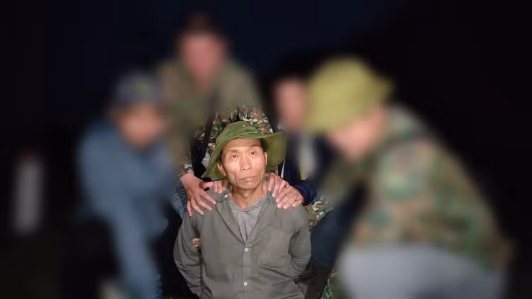 Toàn cảnh truy bắt kẻ ném đá xe du lịch trên đỉnh núi Phia Oắc Toan canh truy bat ke nem da xe du lich tren dinh nui Phia Oac