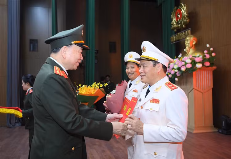 Chan dung hai Thu truong Bo Cong an vua duoc thang ham Trung tuong-Hinh-2
