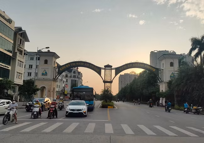 Khu đô thị Nam An Khánh (huyện Hoài Đức, TP Hà Nội) nằm cạnh Đại Lộ Thăng Long, cách trung tâm thành phố khoảng 10km, có quy mô 288,8ha, được cấp phép đầu tư năm 2004 với hàng trăm căn biệt thự và dự kiến hoàn thành vào năm 2009, tuy nhiên đến nay vẫn chưa thể hoàn thành. Ảnh: Cổng vào Khu đô thị Nam An Khánh trên đường đại lộ Thăng Long.