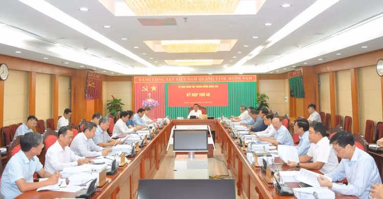 3 cuu Bi thu Tinh uy bi de nghi ky luat