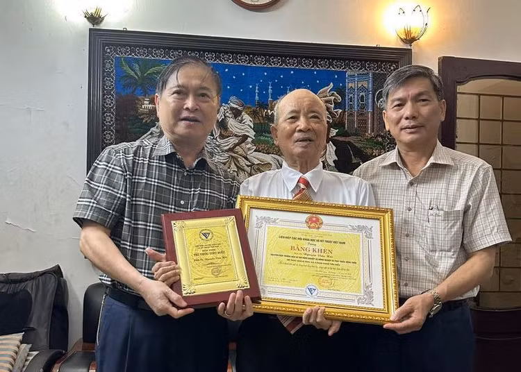 PGS.TS Nguyễn Văn Hồi nhận danh hiệu Trí thức KHCN tiêu biểu PGS.TS Nguyen Van Hoi nhan danh hieu Tri thuc KHCN tieu bieu
