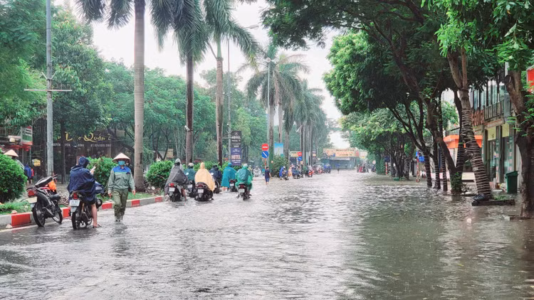 Ngay lam viec dau tuan, giao thong Ha Noi hon loan vi ngap sau-Hinh-6