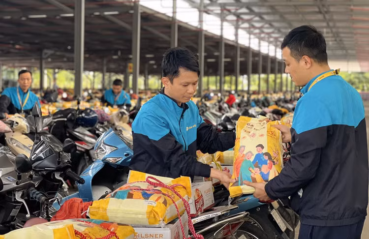 Xuc dong hinh anh qua tet buoc san tren xe cong nhan o Thai Binh-Hinh-8